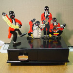 Completely rehabilitated music box with figurines